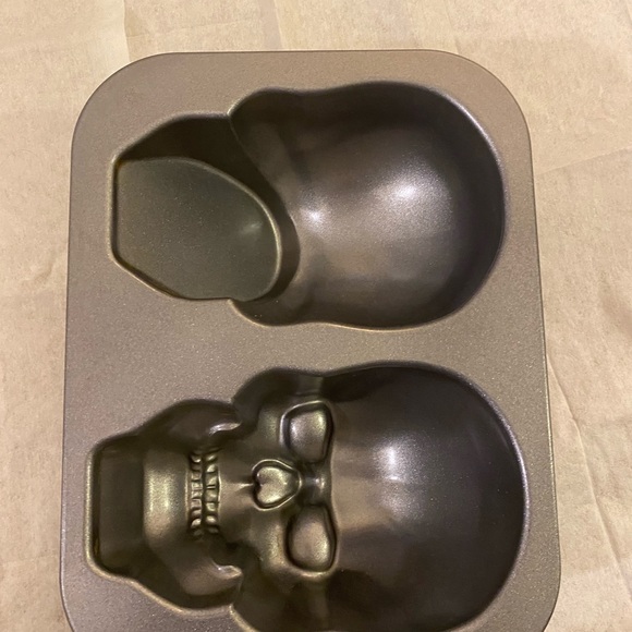 SKULL Cake Mold 3-D - Picture 7 of 15